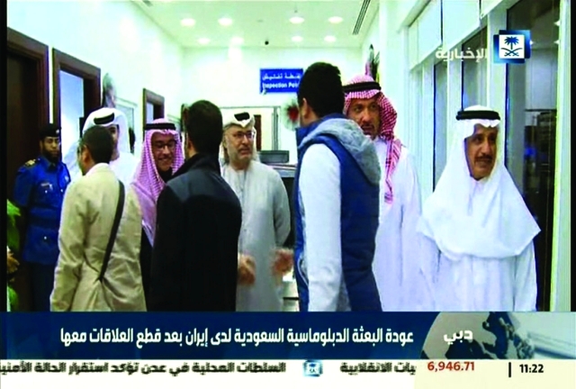 "■ د. أنور قرقاش مستقبلاً الدبلوماسيين السعوديين في مطار دبي الدولي | أ.ف.ب"