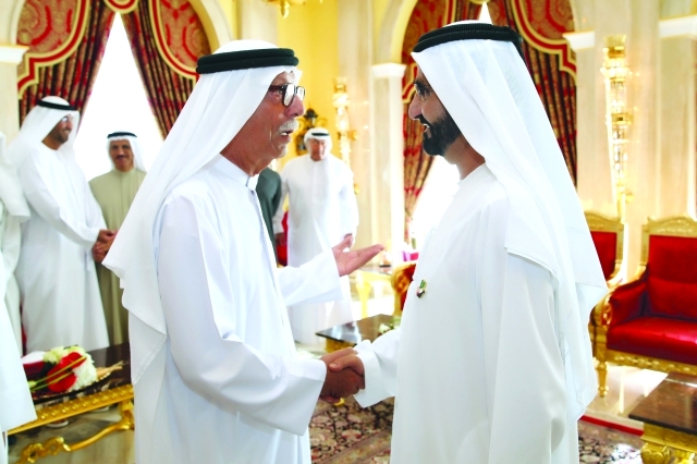 "■ محمد بن راشد يتلقى التهنئة من عبدالغفار حسين"