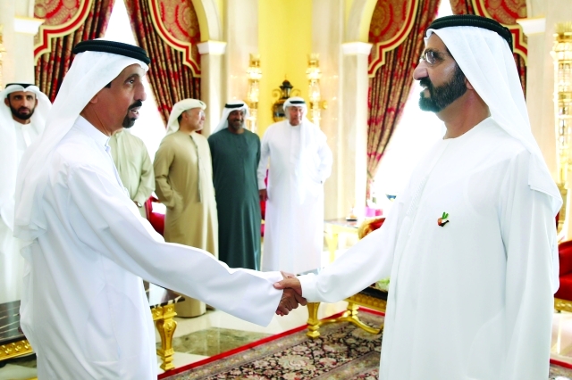 "■ محمد بن راشد يتلقى التهنئة من حمد الشيباني"