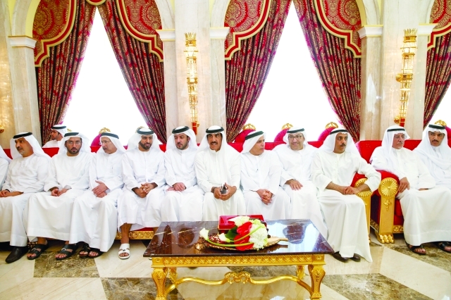 "■ عبد الرحمن العويس وأحمد الزعابي ومطر الطاير وخالد الكمدة وعارف الشيخ ومسؤولون لدى تهنئة سموه بالذكرى العاشرة لتولي الحكم والحكومة"