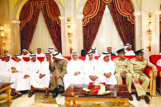 "■عبدالرحمن رفيع ومحمد الشريف واحمد المنصوري وعبد الحميد احمد ومسؤولون خلال التهنئة"