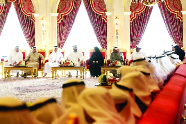 "■ محمد بن راشد في حديث مع  أمل القبيسي ونهيان بن مبارك ومحمد القرقاوي وأنور قرقاش وجمعة الماجد وضاحي خلفان وجموع المهنئين  |  تصوير: خليفة عيسى"