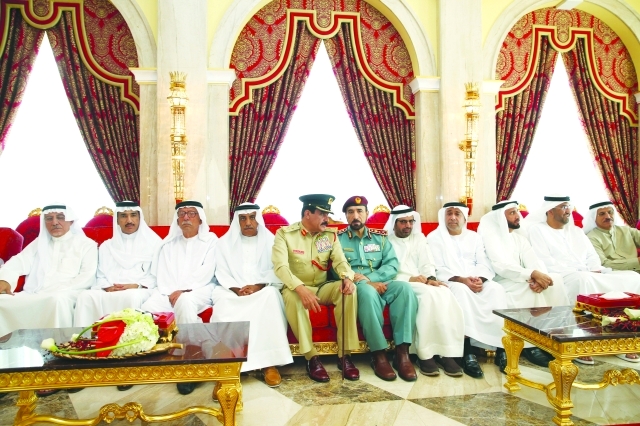 "■ سلطان المنصوري وسلطان الجابر واحمد الزعابي وسيف الشعفار وخميس المزينة وعبد الغفار حسين وعلي النعيمي وعارف الشيخ لدى تهنئة سموه"