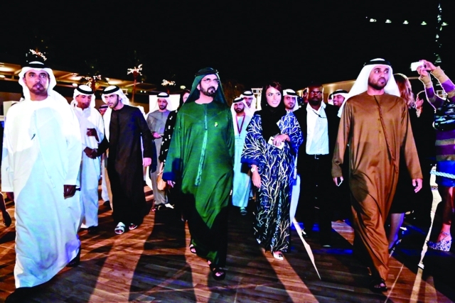 "■ نائب رئيس الدولة خلال زيارته لمعرض جائزة الشيخة منال للفنانين الشباب"