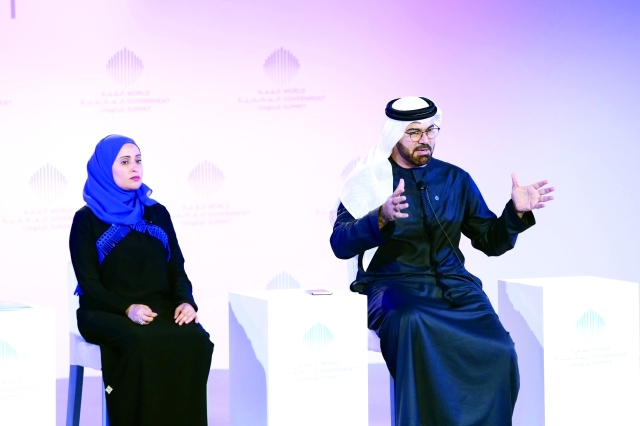 "■ محمد القرقاوي وعهود الرومي في جلسة القمة العالمية للحكومات | تصوير - ناصر بابو"