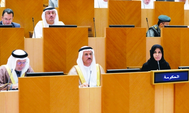 "حمد الرحومي وعدد من أعضاء المجلس خلال الجلسة"