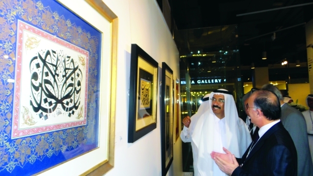 "■  محمد المر يستمع للخطاط صاواش جويك المشارك في المعرض  |   البيان"