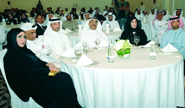 "■ وزير الأشغال و جانب من الحضور خلال الحفل"