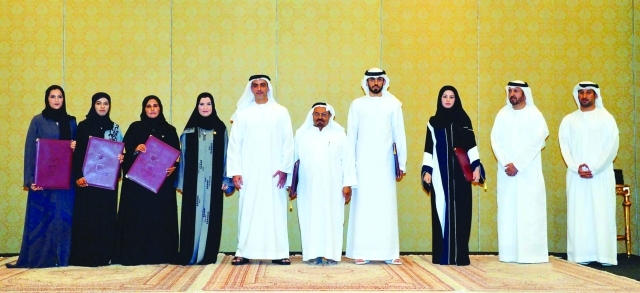 "سيف بن زايد يتوسط الفائزين بحضور أمل القبيسي ولخريباني النعيمي | من المصدر"