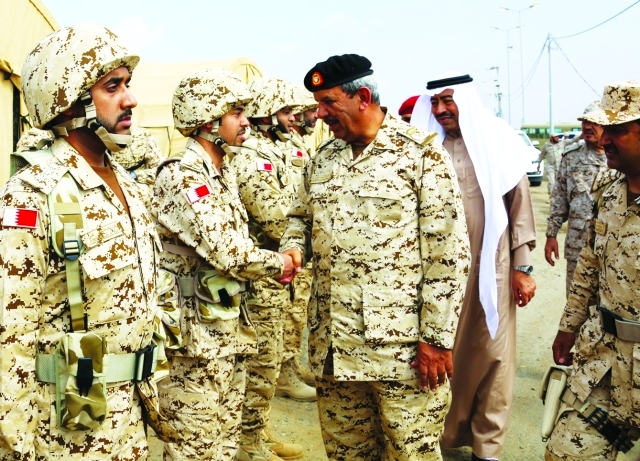 "■ .. ومصافحاً أفراد القوة | بنا"