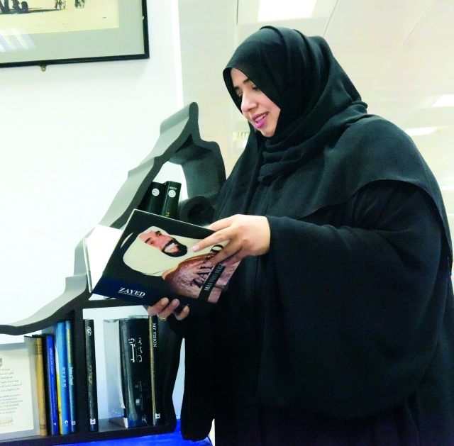 "وتطالع أحد كتبها المفضلة"