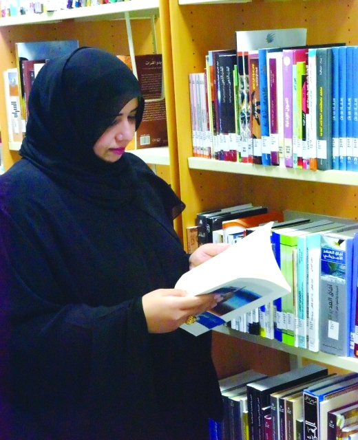 "1 خديجة الطنيجي تطالع كتاباً من مكتبة المنزل"