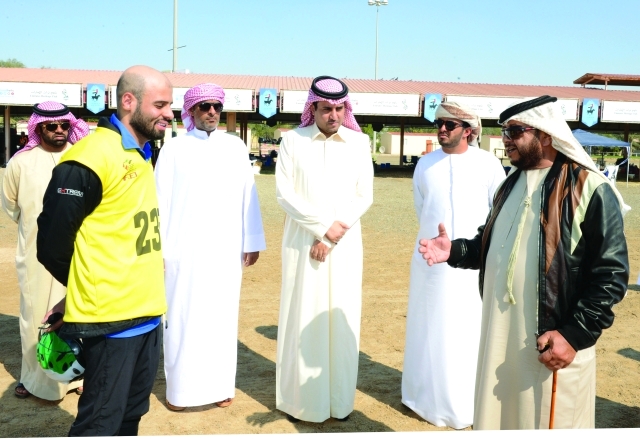 "سلطان بن زايد يتحدث إلى أحد الفرسان المشاركين - البيان"