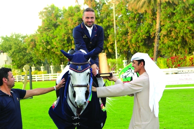 "عدنان سلطان يتوج أحد الفائزين"