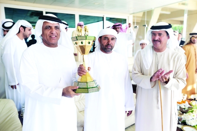 "■ حاكم رأس الخيمة يتوج أحد الملاك بحضور سلطان بن حمدان | البيان"