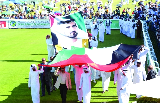 "■ علم الدولة وصورة محمد بن راشد في مسيرة جبل علي | تصوير- محمود الخطيب"