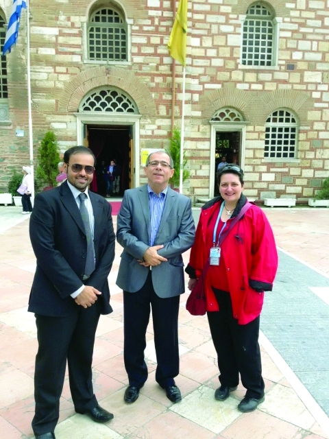"■ .. ومع اثنين من أساتذته في واشنطن"