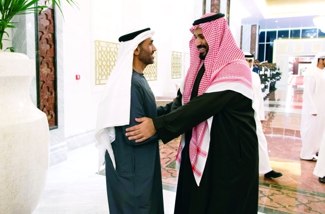 "■ محمد بن سلمان مصافحاً نهيان بن زايد"
