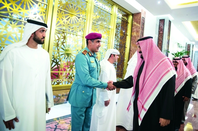 "■ ويصافح محمد الرميثي"