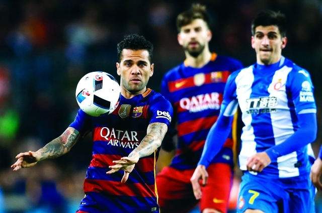 "■ داني الفيس خلال لقاء برشلونة وإسبانيول في كأس إسبانيا |  أ ب"