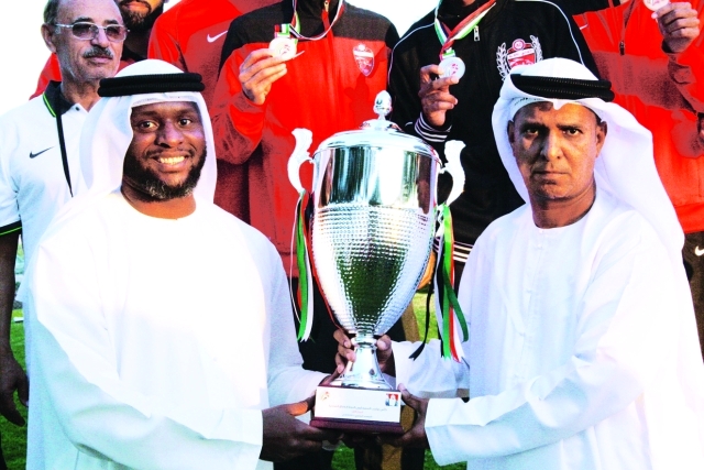 "■ المهري يسلم إداري الأهلي الكأس الغالية | البيان"