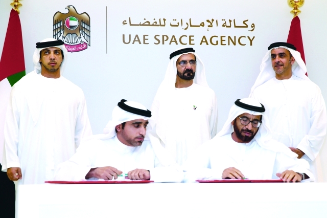 "محمد بن راشد يشهد توقيع اتفاقية مشروع الإمارات لاستكشاف المريخ بحضور سيف ومنصور بن زايد"