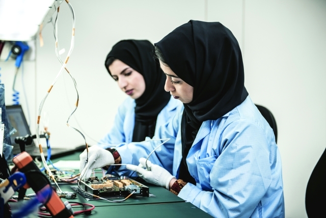 "مواطنات يعملن في مركز الفضاء"