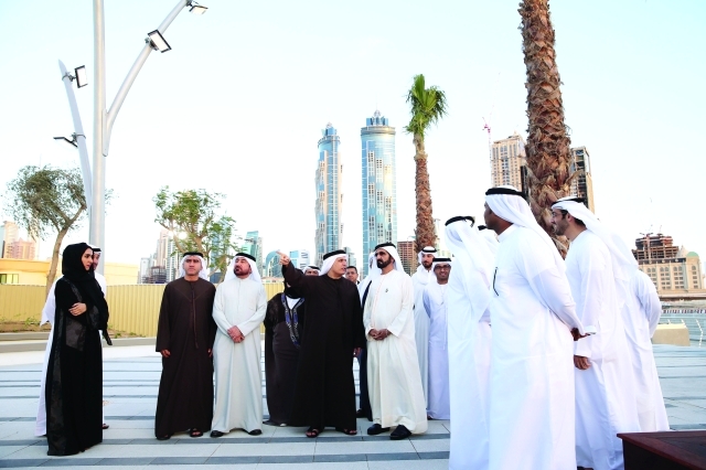 "■ سموه يستمع إلى شرح حول سير العمل في المشروع"