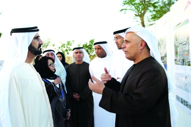 "■ محمد بن راشد يستمع إلى شرح من مطر الطاير عن سير العمل في \"قناة دبي المائية\"    |  تصوير ــ خليفة عيسى"