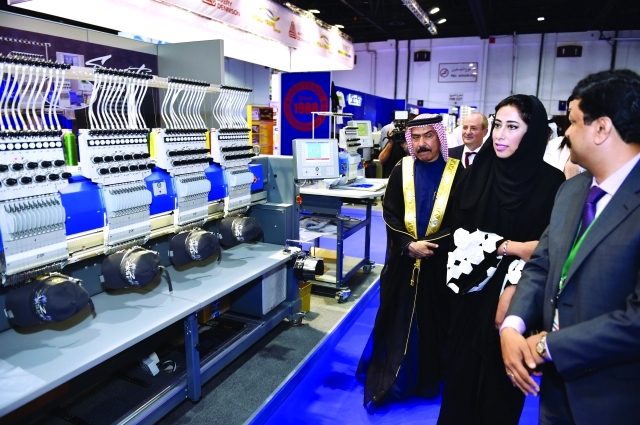 "■ وخلال تفقدها أحدث الأجهزة في المعرض بحضور عبد الرحمن فلكناز | البيان"