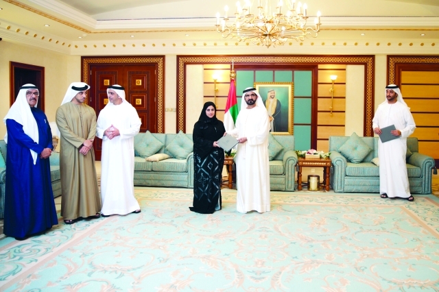 "■ محمد بن راشد يُكرّم إحدى الخريجات بحضور حمدان بن راشد وسيف ومنصور بن زايد"