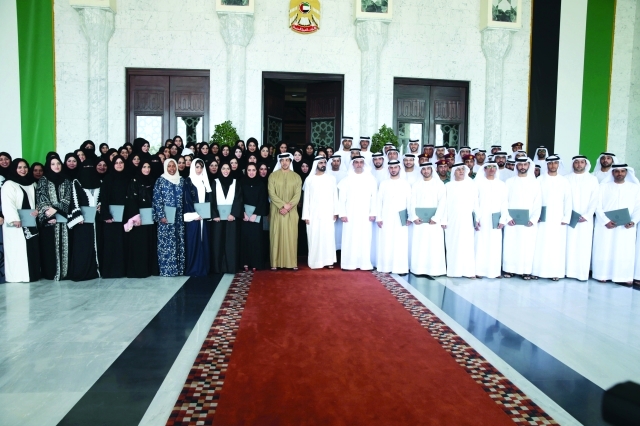 "■ محمد بن راشد وسيف ومنصور بن زايد مع الخريجين والخريجات | تصوير ــ خليفة اليوسف"