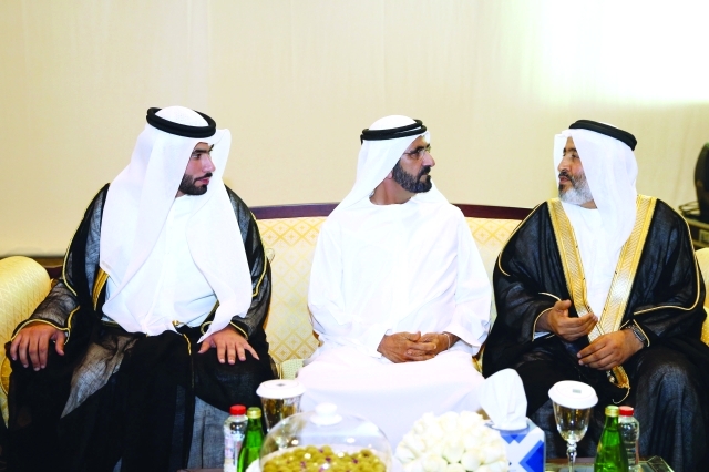 "■ محمد بن راشد في حديث مع العريس ووالده | تصوير خليفة عيسى"