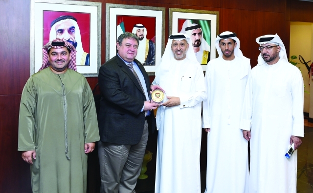 "■ تبادل الدروع بين اتحاد الكرة والأكاديمية الأميركية الرياضية | البيان"