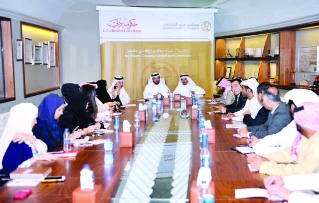 "■ سعيد حارب وخالد علي بن زايد أثناء اللقاء مع أعضاء فرق العمل | البيان"