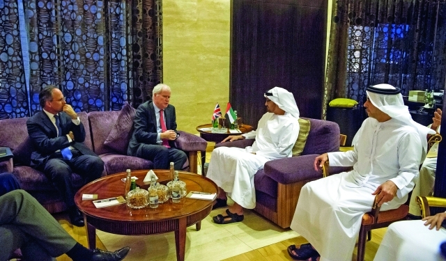 "■ ولي عهد أبوظبي أثناء لقائه المسؤول البريطاني بحضور سيف بن زايد"