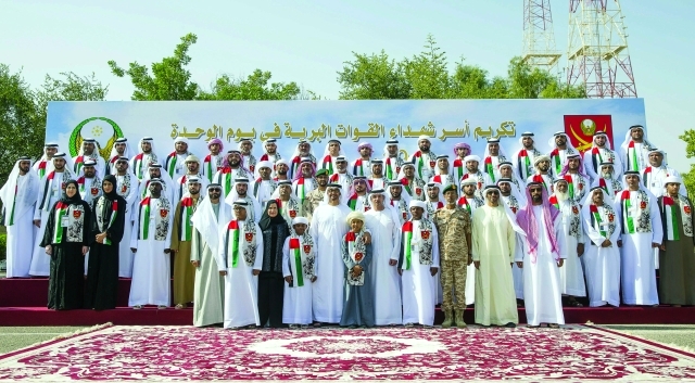"■ محمد بن زايد يتوسط ذوي الشهداء بحضور أمل القبيسي وهزاع ونهيان وطحنون بن زايد ومحمد البواردي وحمد الرميثي وصالح العامري"