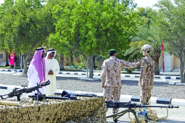 "■  نهيان وطحنون بن زايد يستمعان إلى شرح عن ربوت عسكري"