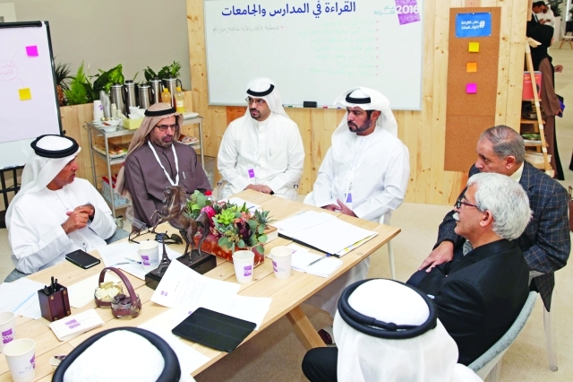 "حمدان بن مبارك مشاركاً في إحدى المجموعات"