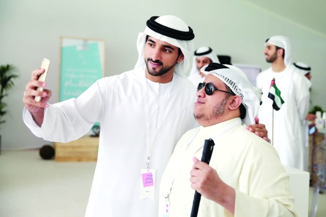 "■ حمدان بن محمد يلتقط صورة \"سيلفي\" مع أحد المشاركين"