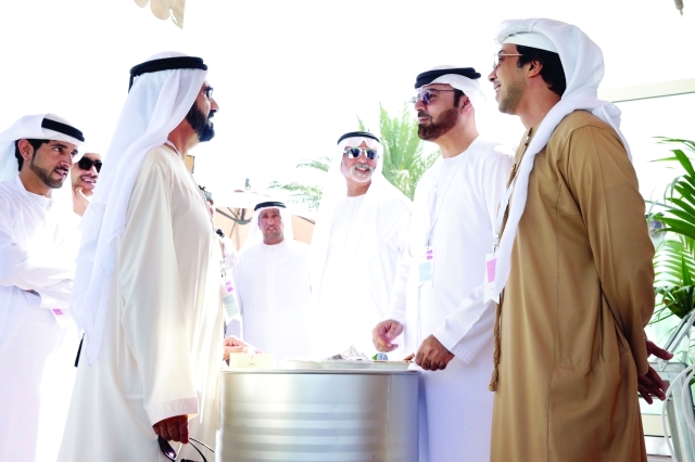 "■ محمد بن راشد في حديث مع حمدان بن محمد ومنصور وعبدالله بن زايد ونهيان بن مبارك ومحمد القرقاوي"