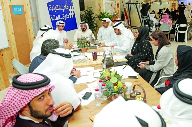 "محمد بن راشد يشارك في مناقشات إحدى المجموعات"