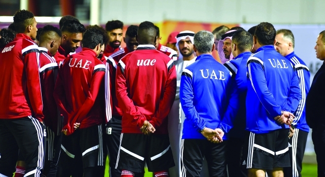 "■ صالح بن نصرة خلال لقائه مع لاعبي الأولمبي | البيان"