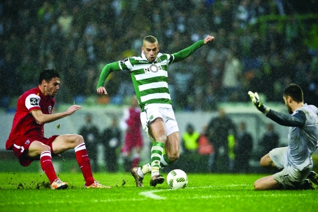 "Sporting's Algerian forward Islam Slimani (C) vies with Braga's Russian goalkeeper Stanislav Kritsyuk (R) during the Portuguese league football match Sporting CP vs SC Braga at the Jose Alvalade stadium in Lisbon on January 10, 2016. AFP PHOTO/ PATRICIA DE MELO MOREIRA"