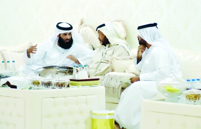 "■ سلطان بن زايد خلال استقبال اللجنة المنظمة للمهرجان | البيان"