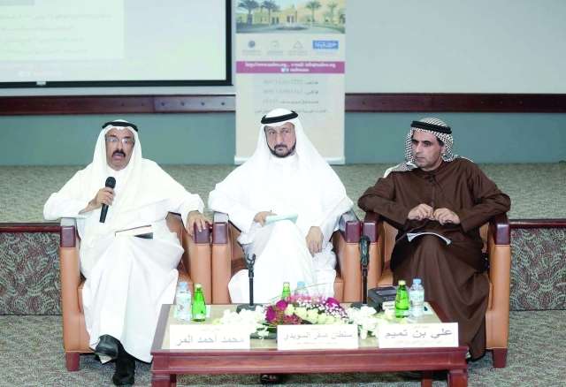 "سلطان السويدي يتوسط محمد المر و علي بن تميم أثناء الأمسية  |  من المصدر"