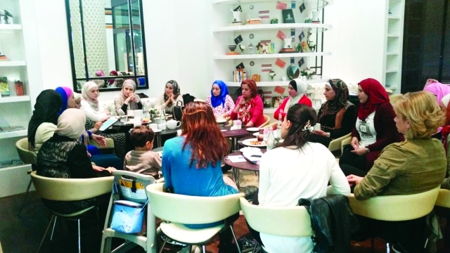 "■ سيدات «دارة القراء» في جلسة نقاشية |  البيان"