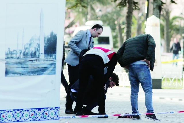 "رجال أمن في موقع التفجير | أ.ب"