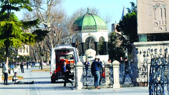 "رجال إسعاف يساعدون أحد الضحايا | أي. بي. ايه"