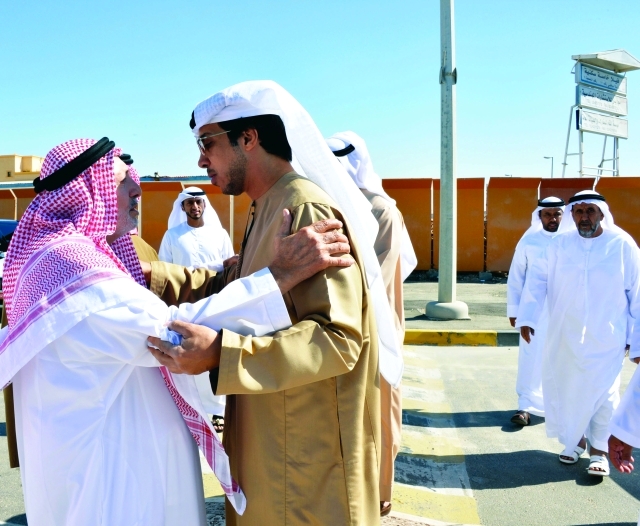 "■ منصور بن زايد يقدم واجب العزاء"